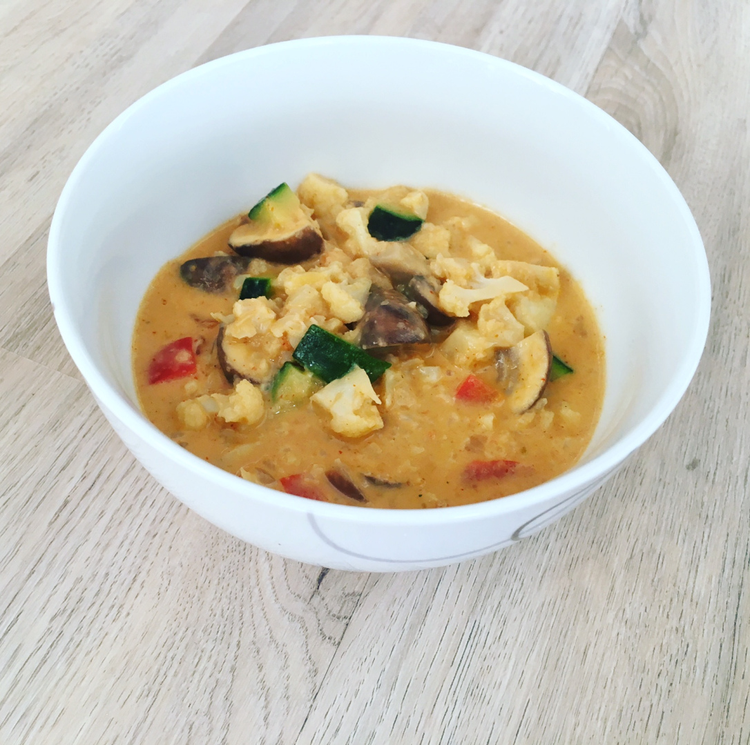 Vegetarisches Erdnuss Curry Blumenkohlreis